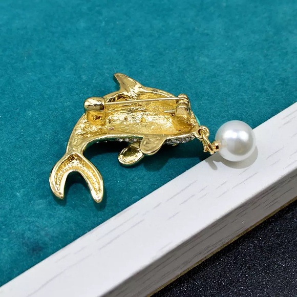 NEW ENAMEL WHALE BROOCH / PIN - Picture 3 of 6